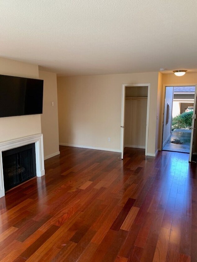 300 Glenwood Cir Unit 303, Monterey, CA 93940 Room for Rent in