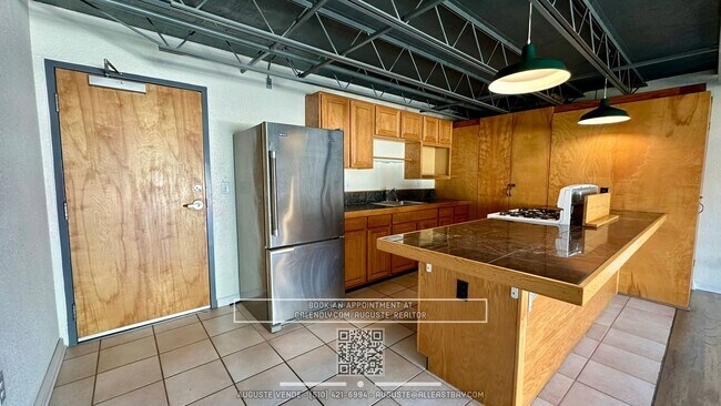 Building Photo - Bright Work-Live Loft in the Heart of Emer...