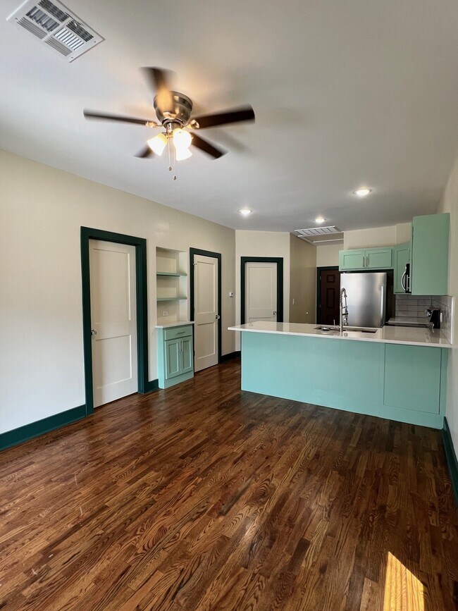 Foto del edificio - 1347 E Haskell St