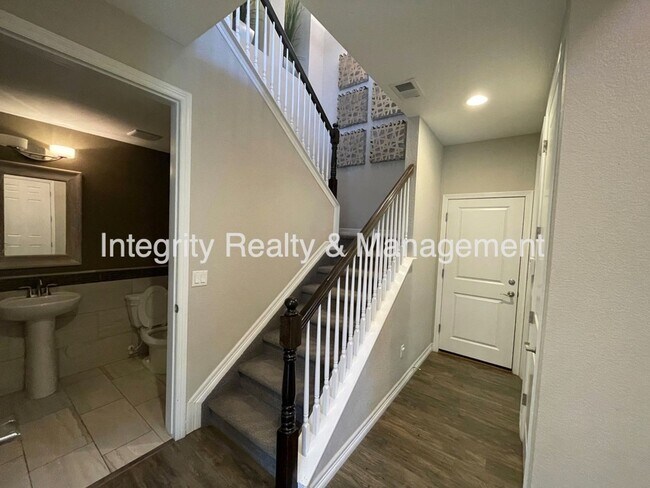 Building Photo - 3 Bed/2.5 Bath Townhome, 1800 sq ft, 7464 ...