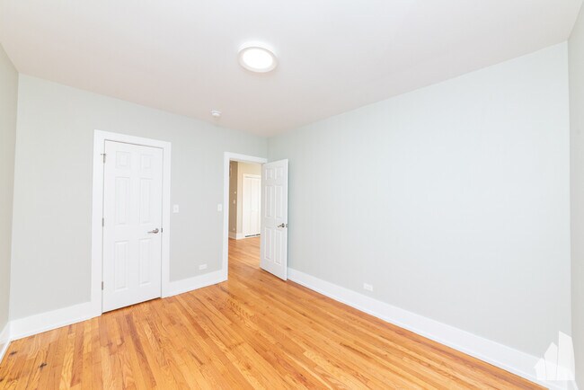 Foto del edificio - 1145 W Addison St