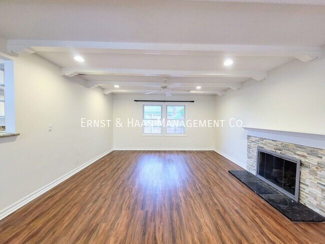 Foto del edificio - Beautiful 3 Bedroom Home with Lush Yard in...