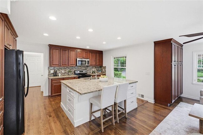 Building Photo - 445 Forest Hills Dr
