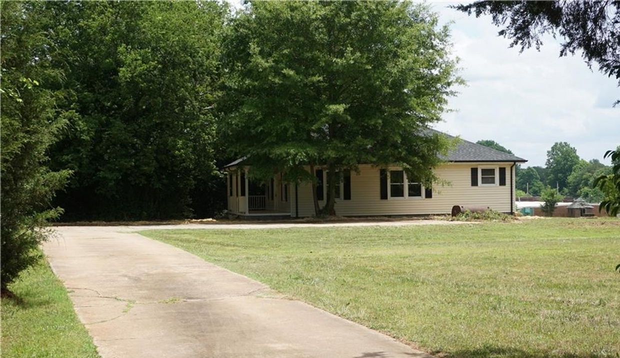 Primary Photo - Quiet Home with Large COvered front porch ...