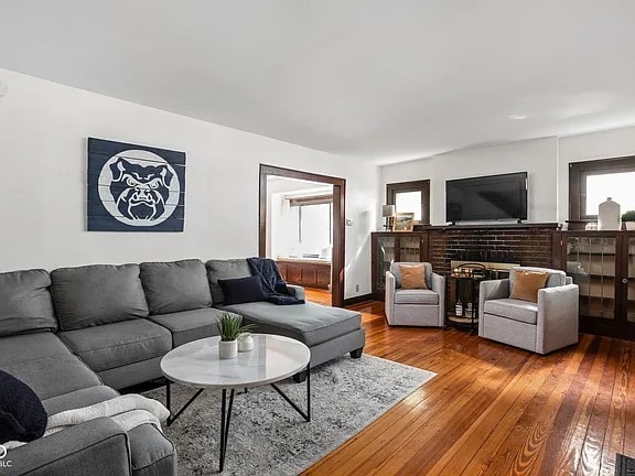 Sala de estar en 4643 Rookwood Avenue - 4643 Rookwood Ave