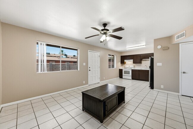 Building Photo - Centrally Located Townhome