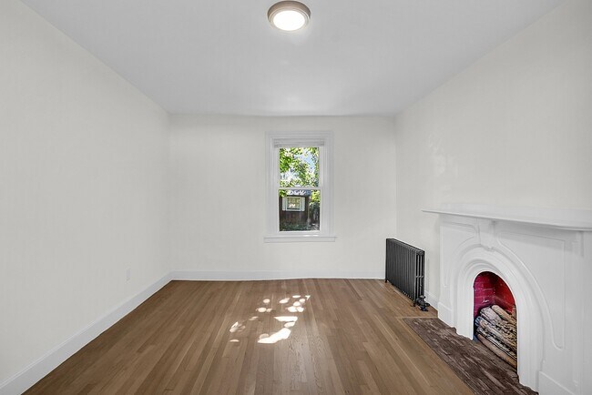 Foto del edificio - 598 E 7th St