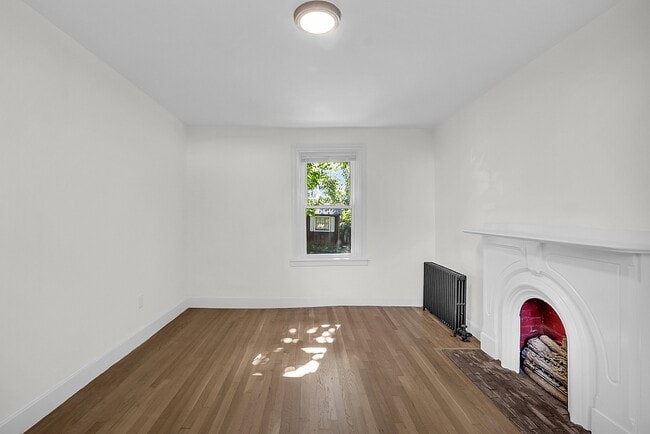 Building Photo - 598 E 7th St