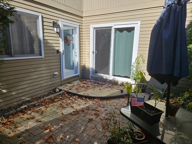 Building Photo - 9 Manor House Ln