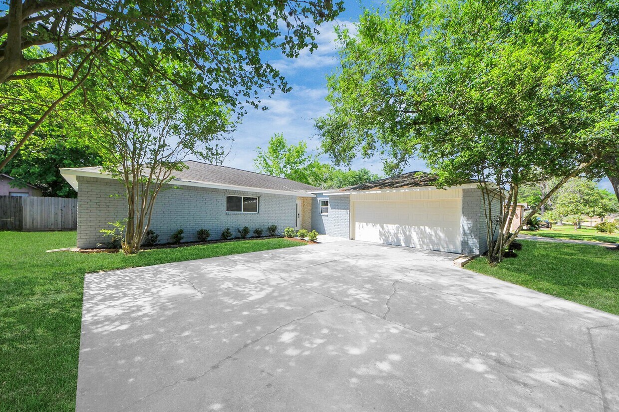 Foto principal - 14223 Ella Lee Ln