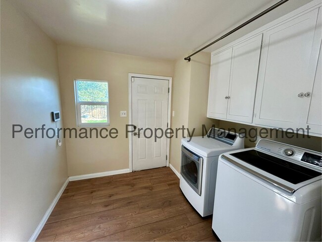 Foto del edificio - Cozy 3 Bed/1 Bath NE Bakersfield Home w/ S...