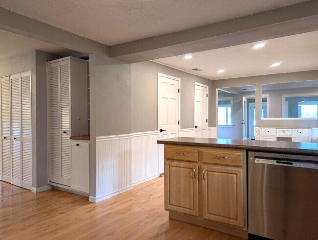 Foto del edificio - Beautiful 5 Bedroom 2 Bathroom Neenah Lake Home