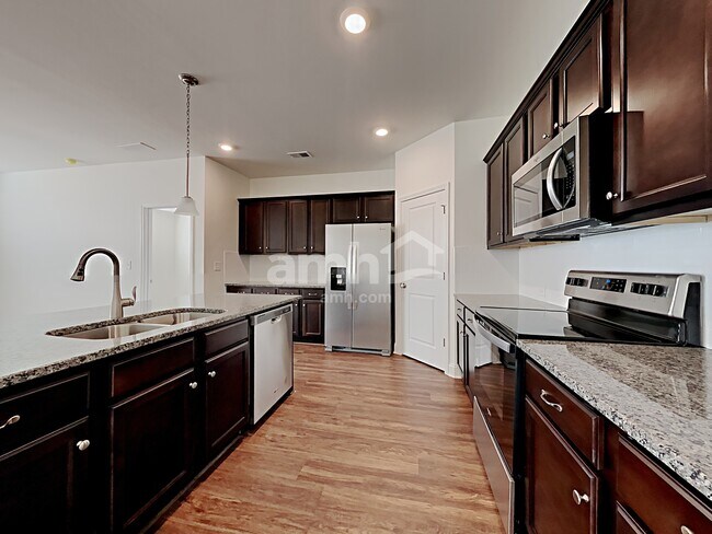 Foto del edificio - 7071 Creeksong Dr