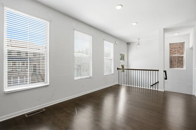 Building Photo - 2376 Tarben Dr
