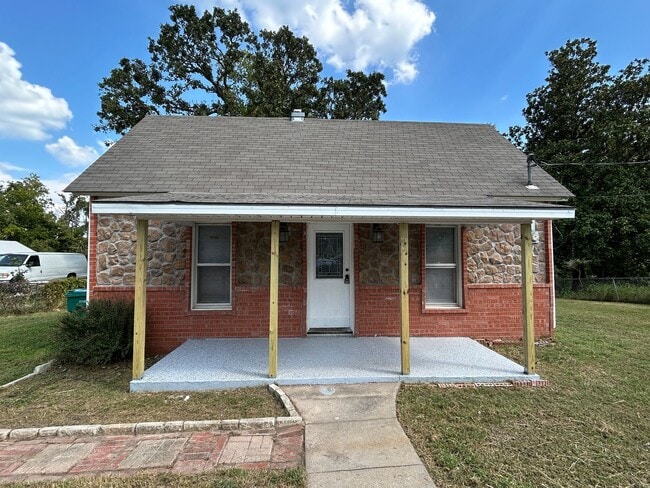 Building Photo - 2 Bed 1 Bath House - Walking Distance to D...