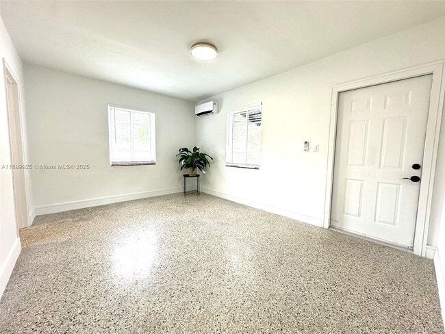 Building Photo - 401 SE 14th Ct