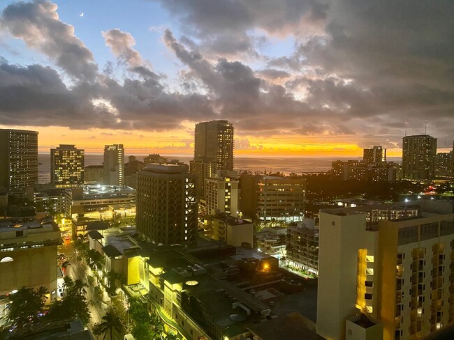 Building Photo - Royal Kuhio - Fully Furnished 1 Bedroom