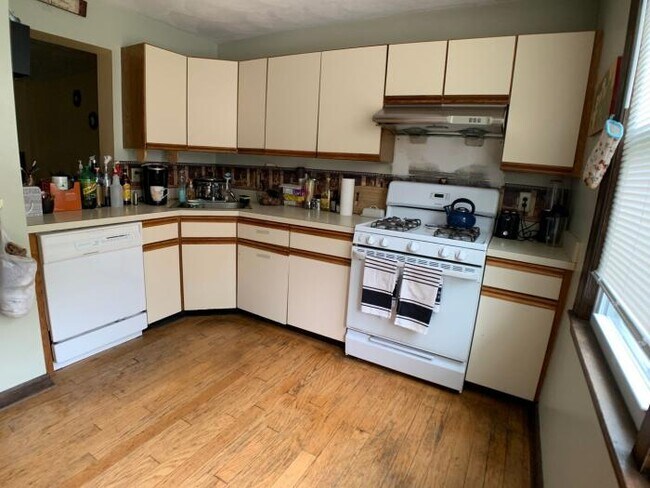 Building Photo - 3 bedroom in Quincy MA 02170