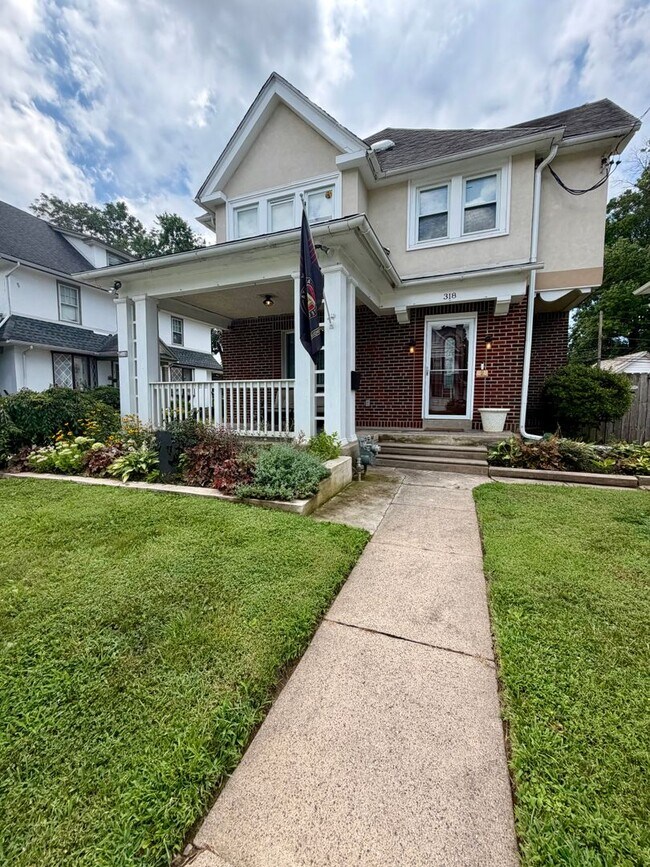 Foto del edificio - Stunning 4-Bed/2-Bath Home in the heart of Lansdowne! Available First Week of September!