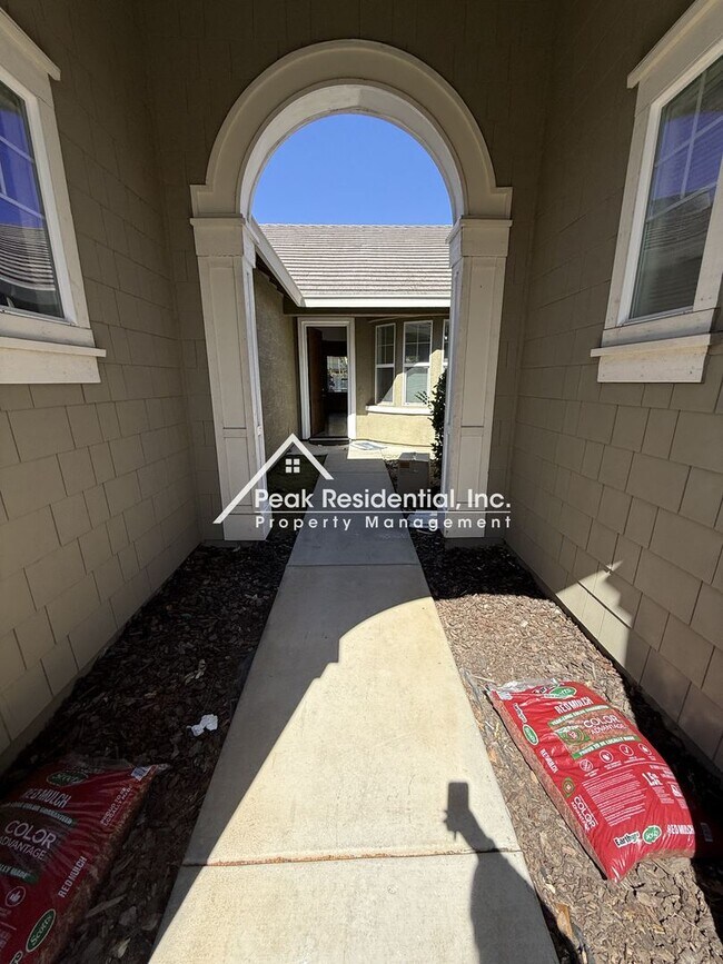 Foto del edificio - Charming 4 bedroom 2 bathroom home in Elk Grove!
