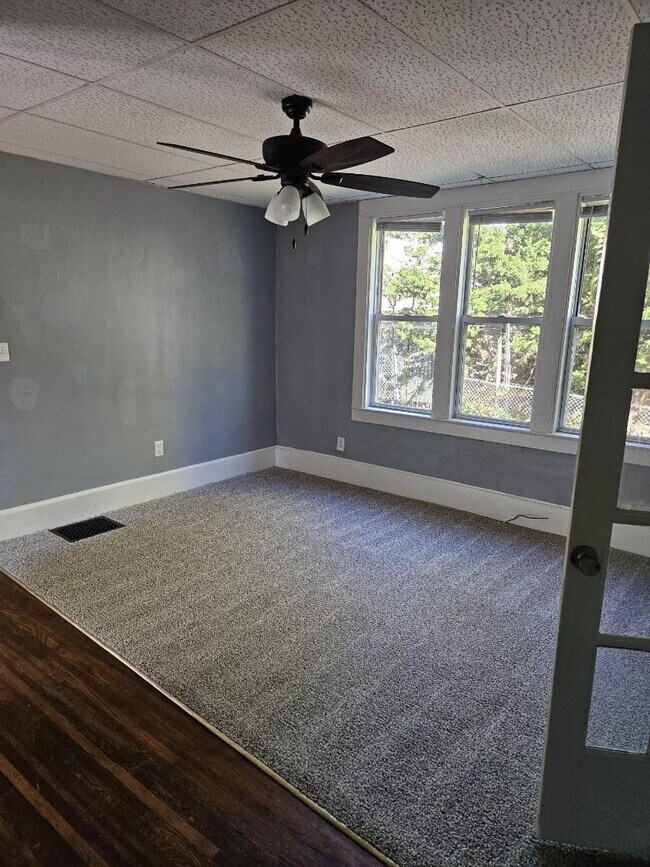 Foto del edificio - 408 E Jackson St