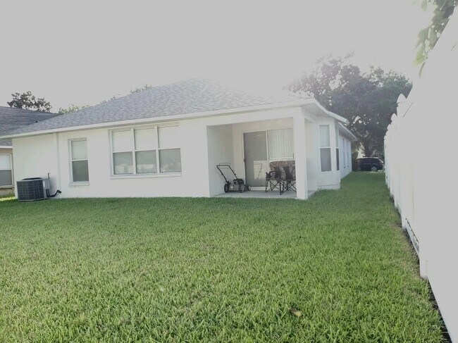 Foto del edificio - 727 Straw Lake Dr