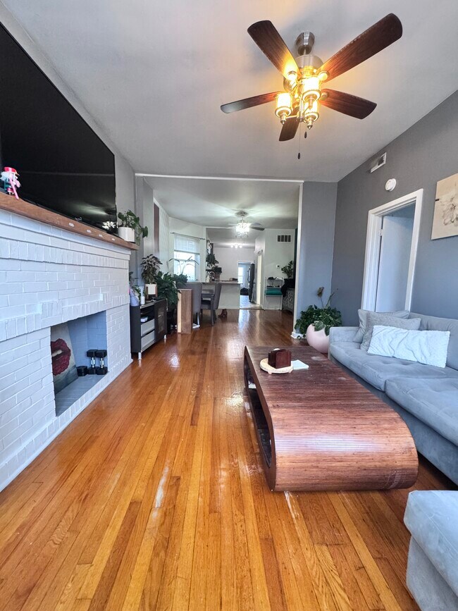 Foto del edificio - 2559 W Fullerton Ave