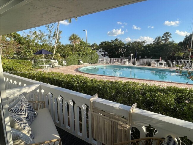 Building Photo - 100 Edgewater Dr