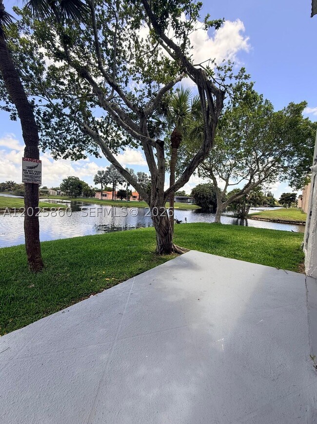 Foto del edificio - 8595 Sunrise Lakes Blvd