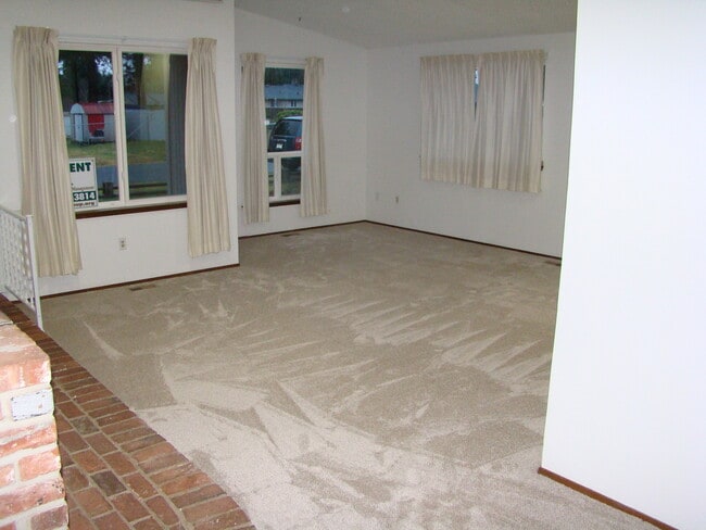 Building Photo - Spacious 1 Bedroom House!