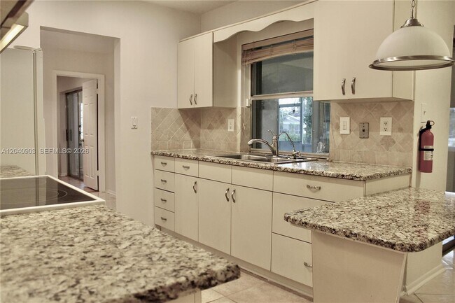Foto del edificio - 6810 NW 70th St