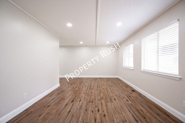 Building Photo - 7736 Holiday Hills Cir