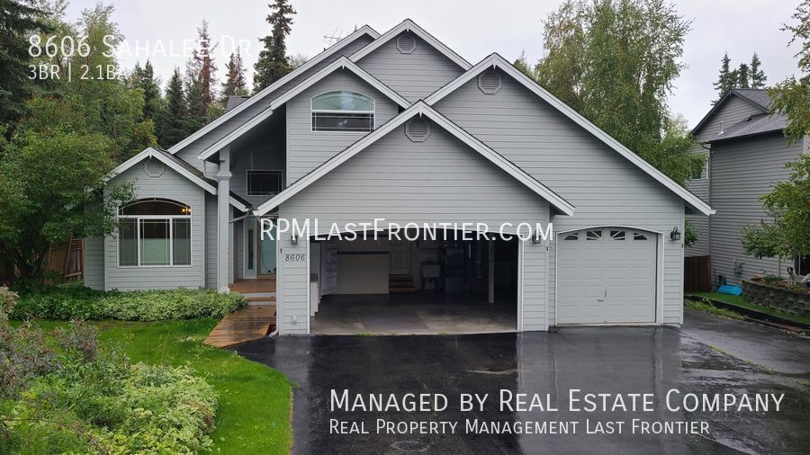 Primary Photo - Gorgeous Luxury Three Bedroom Home with Th...