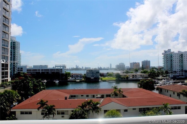 Foto del edificio - 7928 West Dr