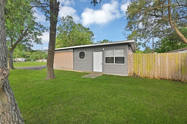 Building Photo - 17 22nd Ave N