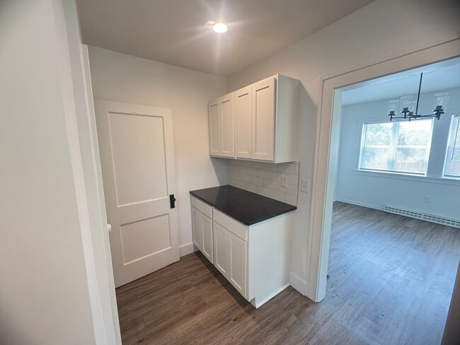Building Photo - Adorable 3 bedroom home with central air a...