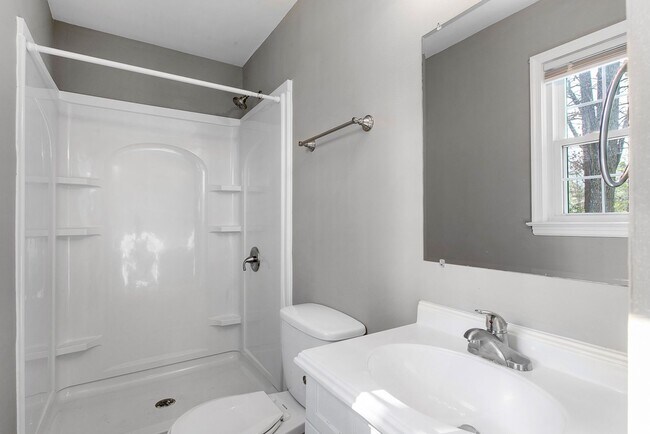 Building Photo - Spacious 3 bed / 2 full bath  FULLY RENOVA...