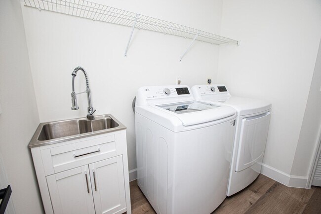 Building Photo - 10881 La Salinas Cir