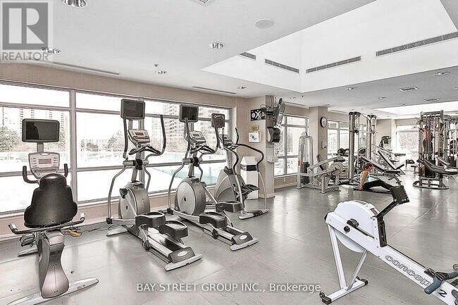 Photo du bâtiment - 33 Elm Dr W