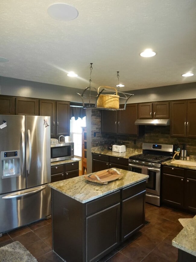 Photo - Your Dream Home Awaits! 5 Bedroom Home- Gl...