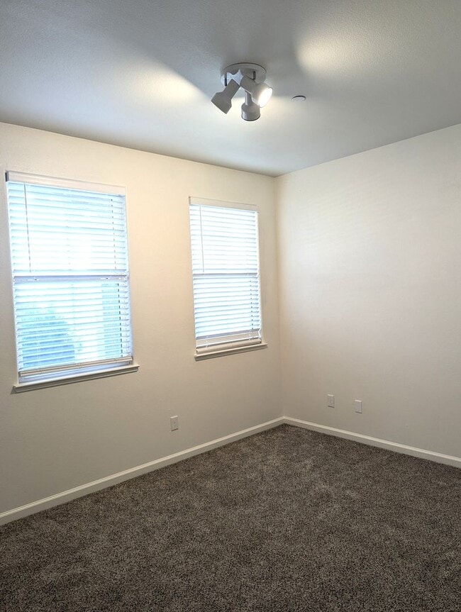 Building Photo - Very nice family home