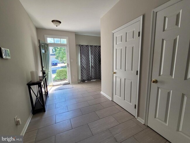 Building Photo - 10 Bridle Ct