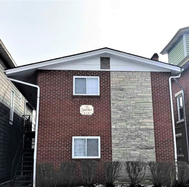 Building Photo - 725 10th Ave