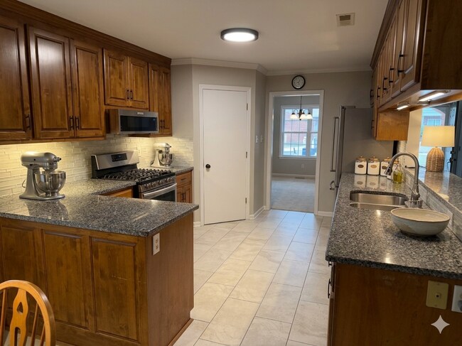 Cocina reformada con electrodomésticos nuevos. - 4019 Windswept Dr