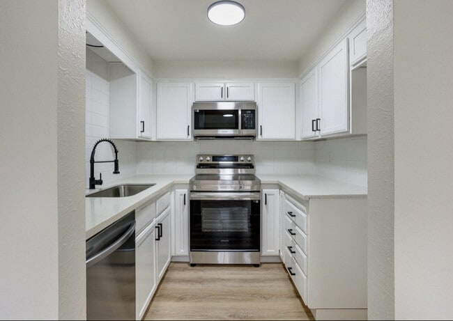 Building Photo - 902 NE Hacienda Ct