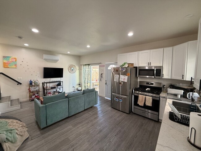 Building Photo - 4 Bed/2 Bath on Mary Lane!