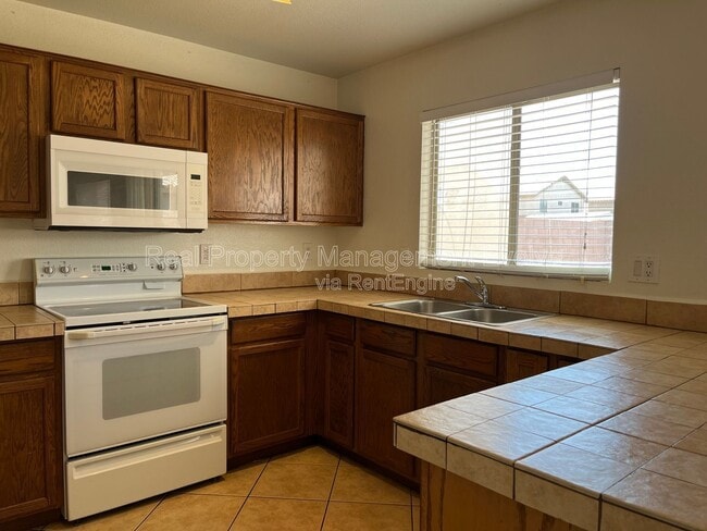 Building Photo - 10621 W Poinsettia Dr