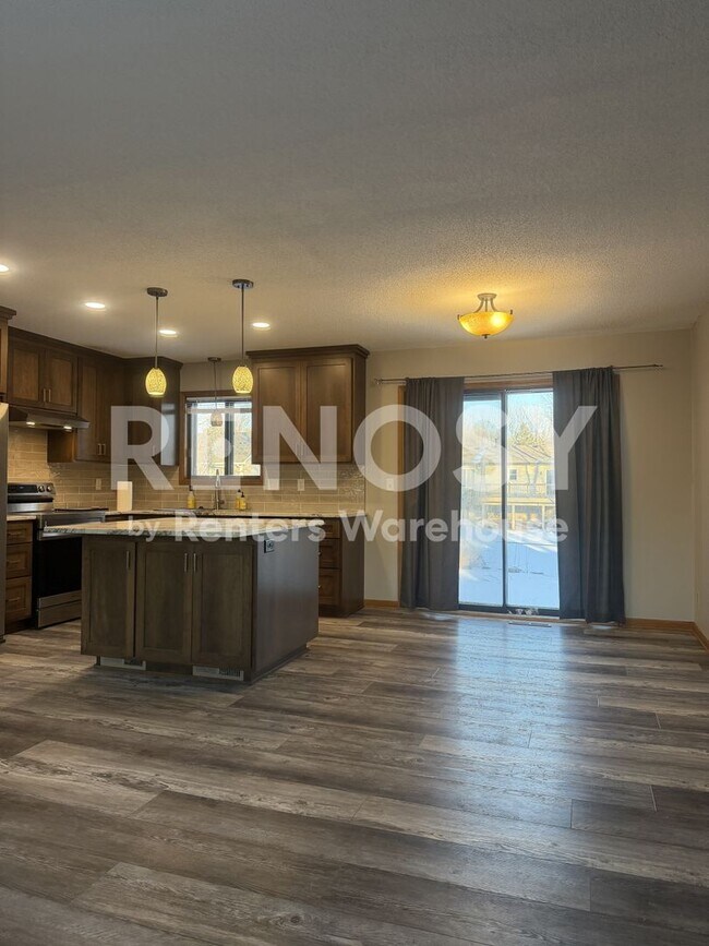 Foto del edificio - 4648 Cedar Lk Rd S