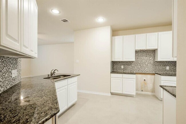 Foto del edificio - Beautiful stone front 4 bedroom, 3 bath home has bay windows in breakfast nook & master. It is on...