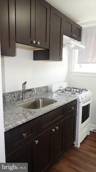 Foto del edificio - 6736 Blakemore St
